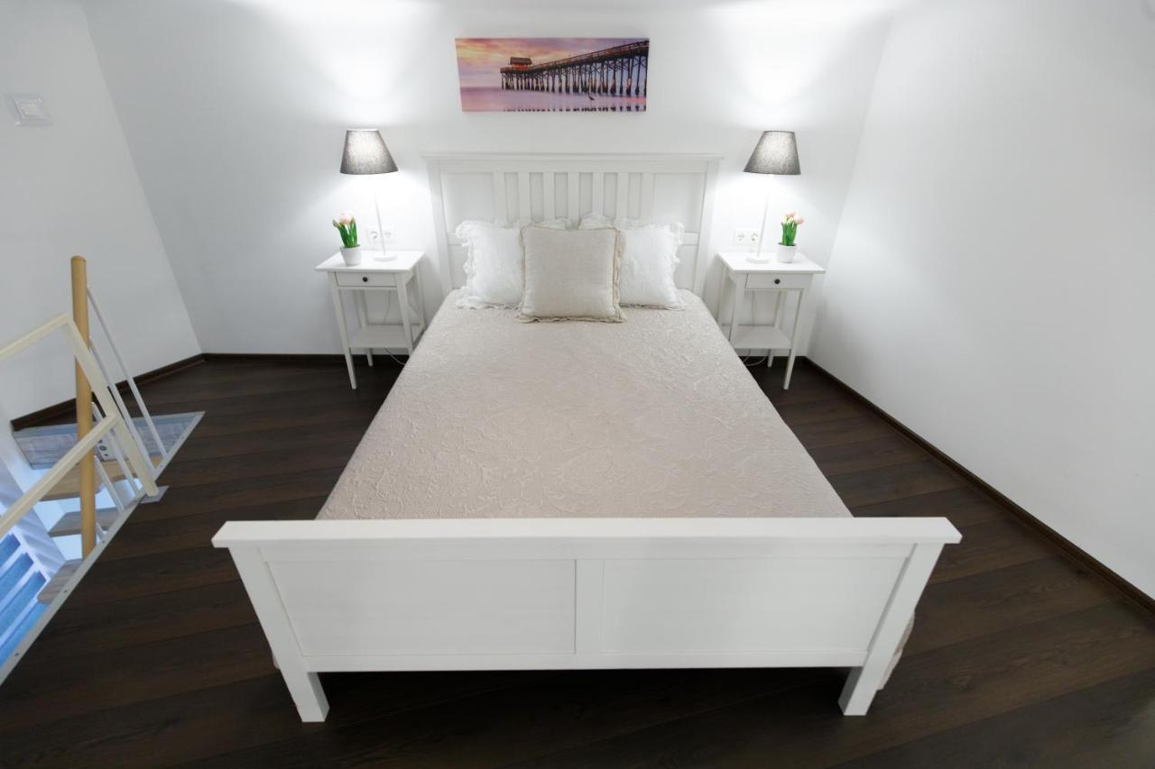 Sleek Minimalist Studio At Inner City Budapest Kültér fotó