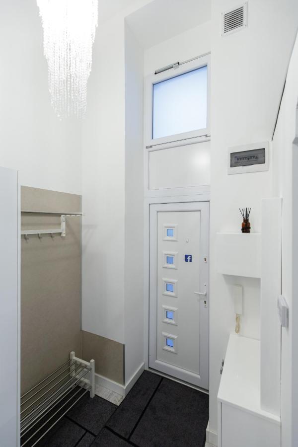 Sleek Minimalist Studio At Inner City Budapest Kültér fotó