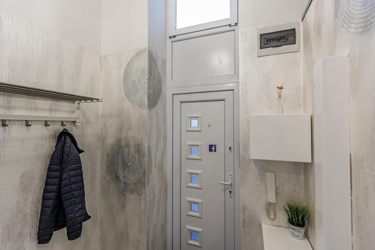 Sleek Minimalist Studio At Inner City Budapest Kültér fotó